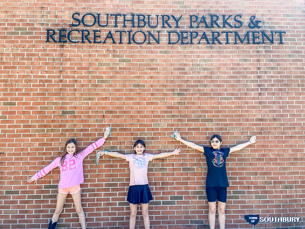 kids in front of the parkrec sign