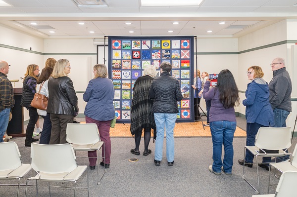 people viewing 350th quilt