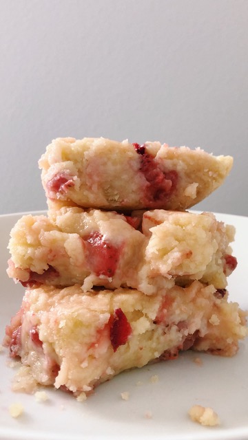 strawberry blondies