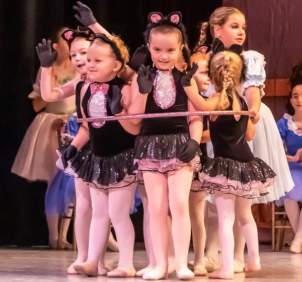 girls ballet dancing