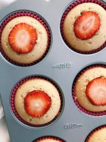 strawberry stuffed cupcakes