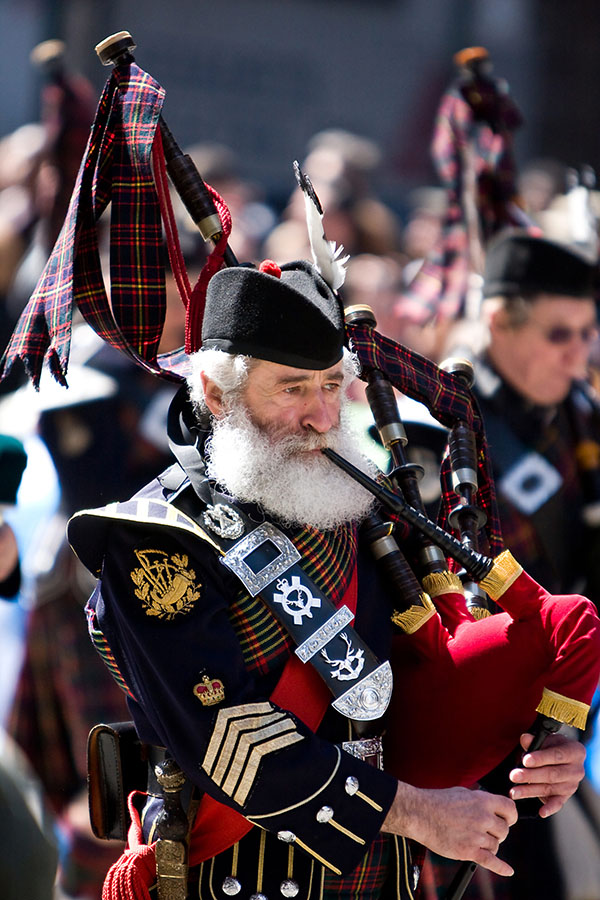 Pipe Major Jonathan Henken 